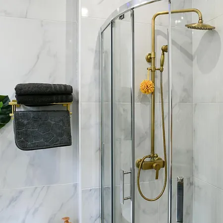 Glamour Jacuzzi Prive شامبيري