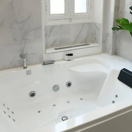 Glamour Jacuzzi Prive *
